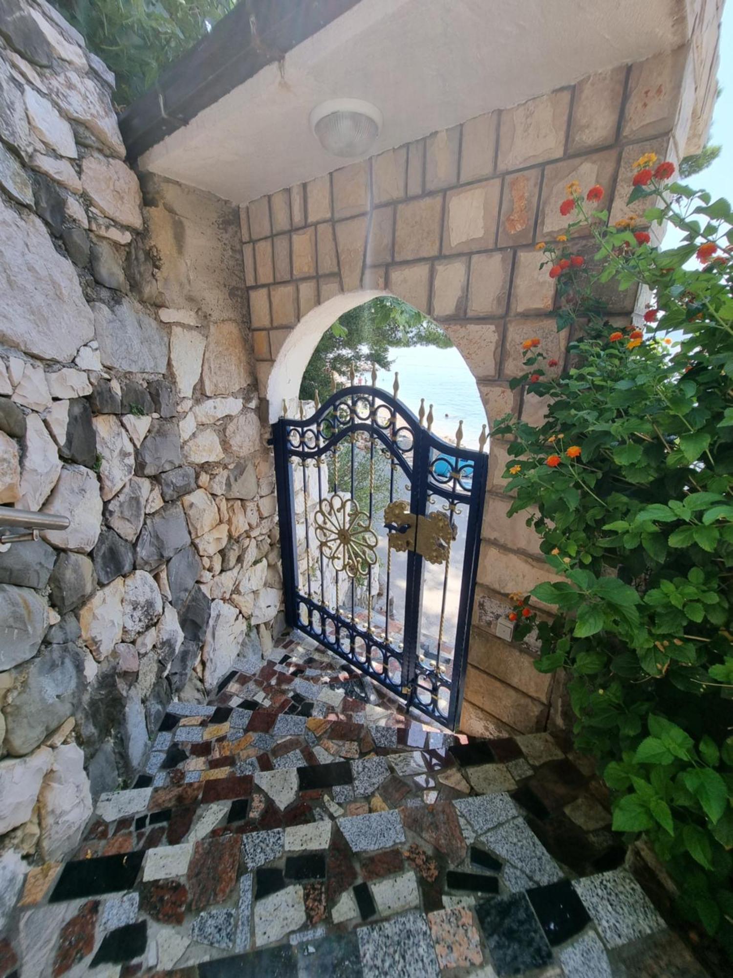 Apartmani Anda Zivogosce Bilik gambar